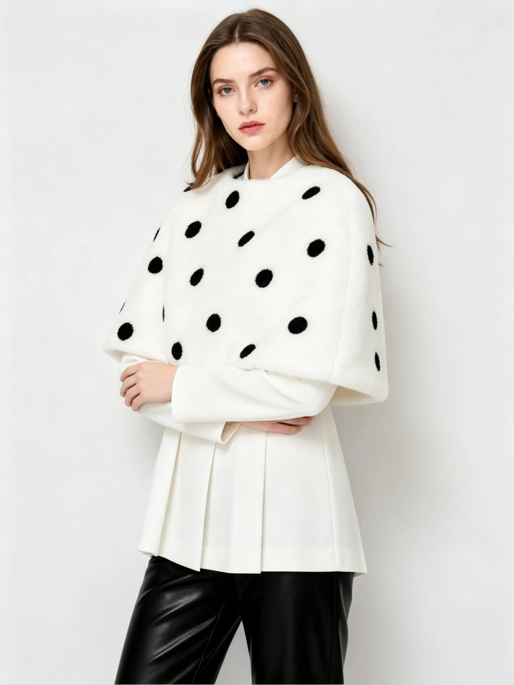 שכמיית פרווה מלאכותית לבנה עם נקודות