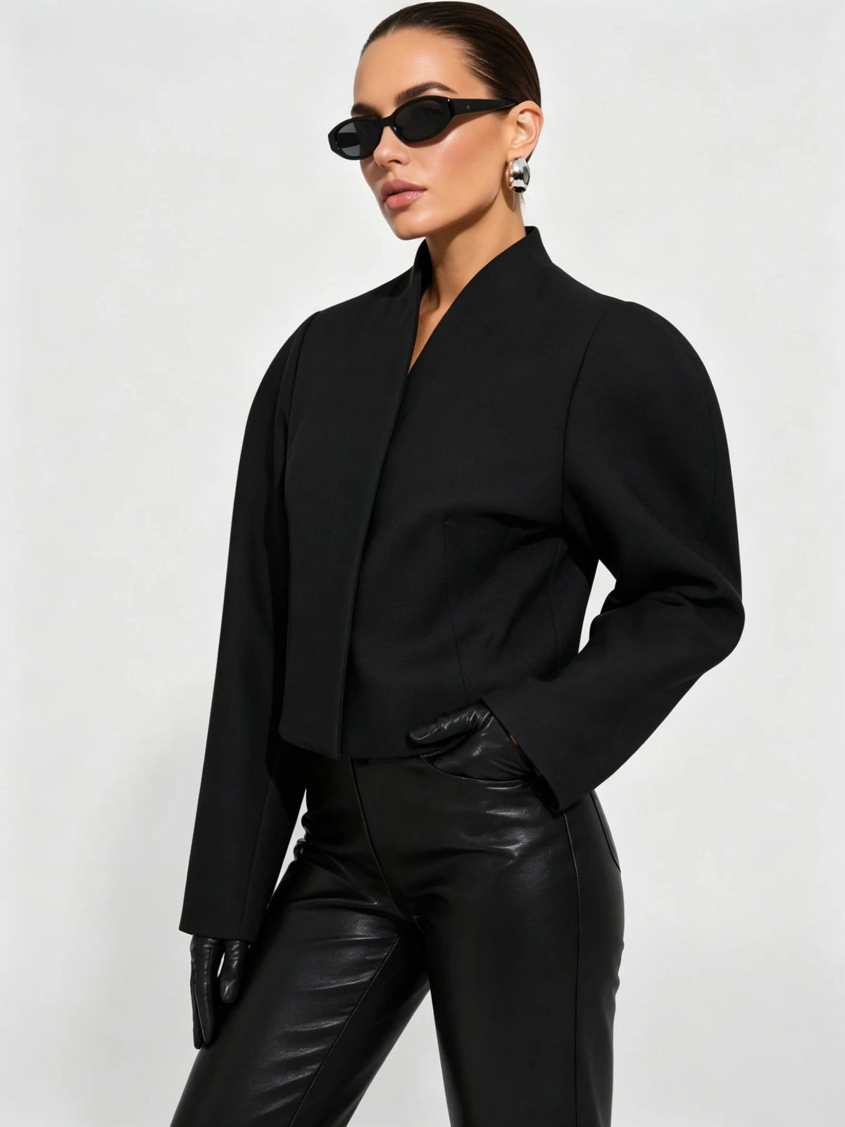 ז׳קט שחור קצר עם כתפיים מעוגלות